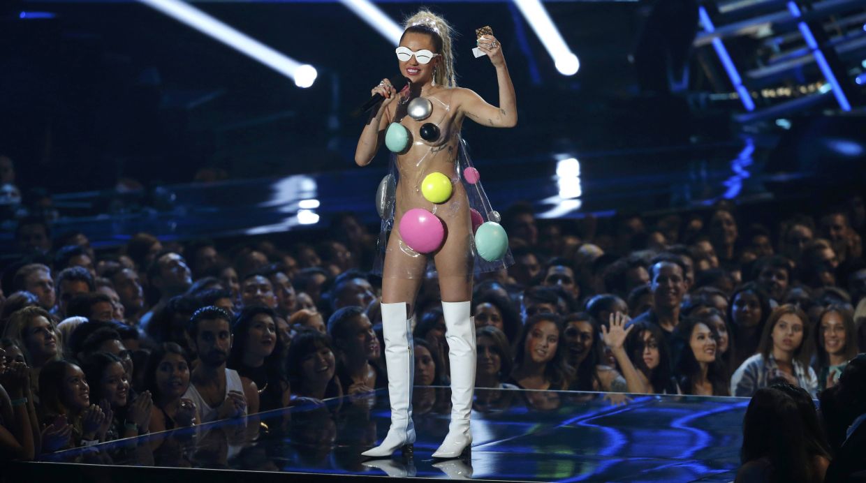 Miley Cyrus: sus excéntricos vestidos en los MTV VMAs [FOTOS]