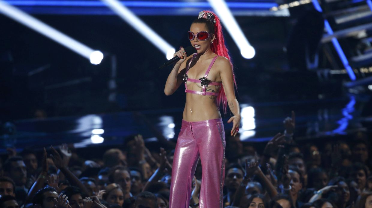 Miley Cyrus: sus excéntricos vestidos en los MTV VMAs [FOTOS]
