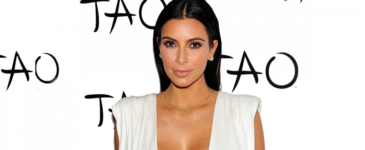 Kim Kardashian y su truco para levantar sus pechos